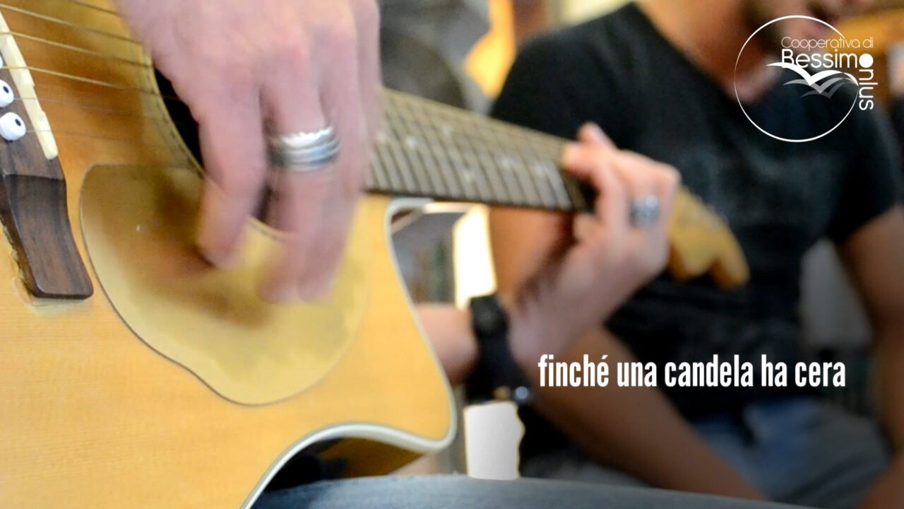 «Finchè una candela ha cera»: la canzone